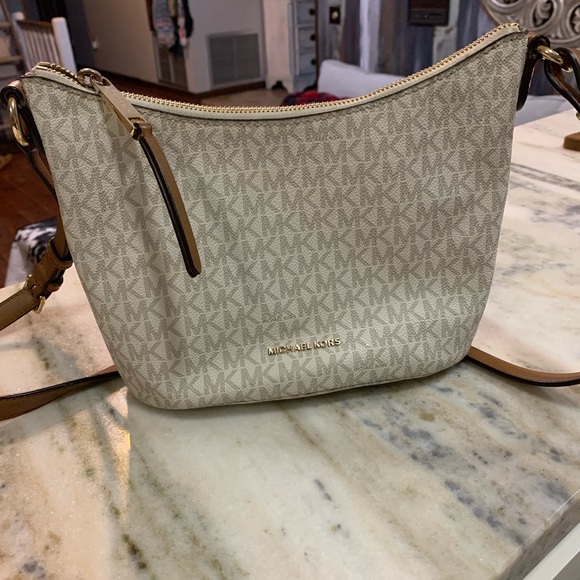 Small Micheal Kors logo purse 10x7 - Picture 1 of 4